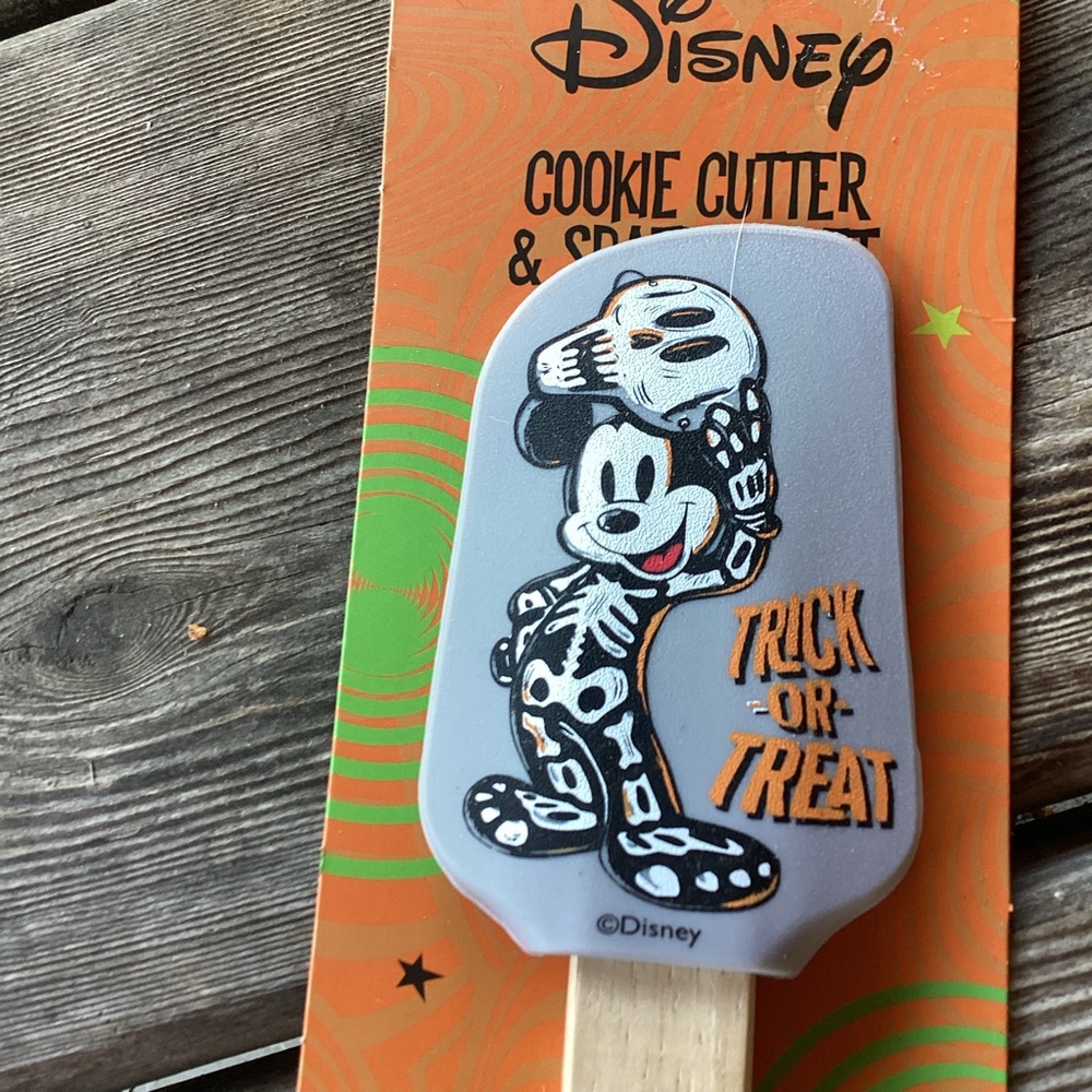 Disney Halloween Baking Utensils with Mickey Mouse - Picture 2 of 4